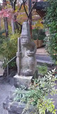 猿丸神社の像