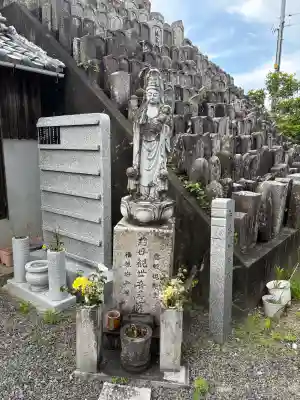 遍照寺の{uncategorized: "未分類", other: "その他", undefined: "問題あり", building: "その他建物", grave: "お墓", sacred_gate: "鳥居", guardian: "狛犬", statue: "像", buddha: "仏像", history: "歴史", nature: "自然", garden: "庭園", animal: "動物", pagoda: "塔", temizu: "手水舎", mountain_gate: "山門・神門", sanctuary: "本殿・本堂", subordinate: "末社・摂社", art: "芸術", scenery: "景色", jizo: "地蔵", ema: "絵馬", goshuin: "御朱印", omikuji: "おみくじ", items: "授与品その他", amulet: "お守り", goshuincho: "御朱印帳", eats: "食事", festival: "お祭り", votive_dance: "神楽", shichigosan: "七五三参", wedding: "結婚式", experience: "体験その他", initially: "初詣", around: "周辺", anti_infection: "感染症対策"}