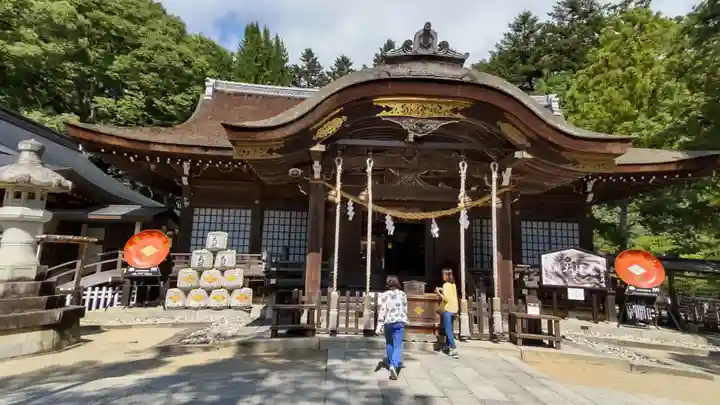 武田神社の本殿・本堂