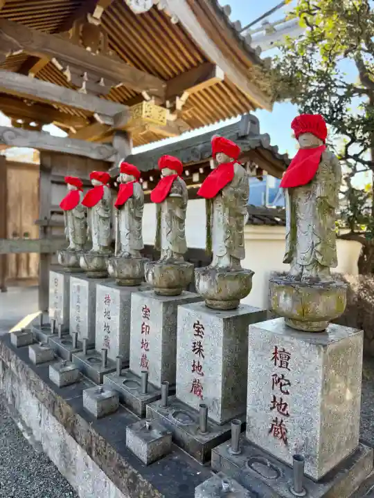 伝重寺の{uncategorized: "未分類", other: "その他", undefined: "問題あり", building: "その他建物", grave: "お墓", sacred_gate: "鳥居", guardian: "狛犬", statue: "像", buddha: "仏像", history: "歴史", nature: "自然", garden: "庭園", animal: "動物", pagoda: "塔", temizu: "手水舎", mountain_gate: "山門・神門", sanctuary: "本殿・本堂", subordinate: "末社・摂社", art: "芸術", scenery: "景色", jizo: "地蔵", ema: "絵馬", goshuin: "御朱印", omikuji: "おみくじ", items: "授与品その他", amulet: "お守り", goshuincho: "御朱印帳", eats: "食事", festival: "お祭り", votive_dance: "神楽", shichigosan: "七五三参", wedding: "結婚式", experience: "体験その他", initially: "初詣", around: "周辺", anti_infection: "感染症対策"}