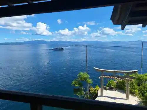 竹生島神社（都久夫須麻神社）の{uncategorized: "未分類", other: "その他", undefined: "問題あり", building: "その他建物", grave: "お墓", sacred_gate: "鳥居", guardian: "狛犬", statue: "像", buddha: "仏像", history: "歴史", nature: "自然", garden: "庭園", animal: "動物", pagoda: "塔", temizu: "手水舎", mountain_gate: "山門・神門", sanctuary: "本殿・本堂", subordinate: "末社・摂社", art: "芸術", scenery: "景色", jizo: "地蔵", ema: "絵馬", goshuin: "御朱印", omikuji: "おみくじ", items: "授与品その他", amulet: "お守り", goshuincho: "御朱印帳", eats: "食事", festival: "お祭り", votive_dance: "神楽", shichigosan: "七五三参", wedding: "結婚式", experience: "体験その他", initially: "初詣", around: "周辺", anti_infection: "感染症対策"}