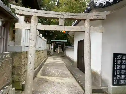 八幡神社の{uncategorized: "未分類", other: "その他", undefined: "問題あり", building: "その他建物", grave: "お墓", sacred_gate: "鳥居", guardian: "狛犬", statue: "像", buddha: "仏像", history: "歴史", nature: "自然", garden: "庭園", animal: "動物", pagoda: "塔", temizu: "手水舎", mountain_gate: "山門・神門", sanctuary: "本殿・本堂", subordinate: "末社・摂社", art: "芸術", scenery: "景色", jizo: "地蔵", ema: "絵馬", goshuin: "御朱印", omikuji: "おみくじ", items: "授与品その他", amulet: "お守り", goshuincho: "御朱印帳", eats: "食事", festival: "お祭り", votive_dance: "神楽", shichigosan: "七五三参", wedding: "結婚式", experience: "体験その他", initially: "初詣", around: "周辺", anti_infection: "感染症対策"}
