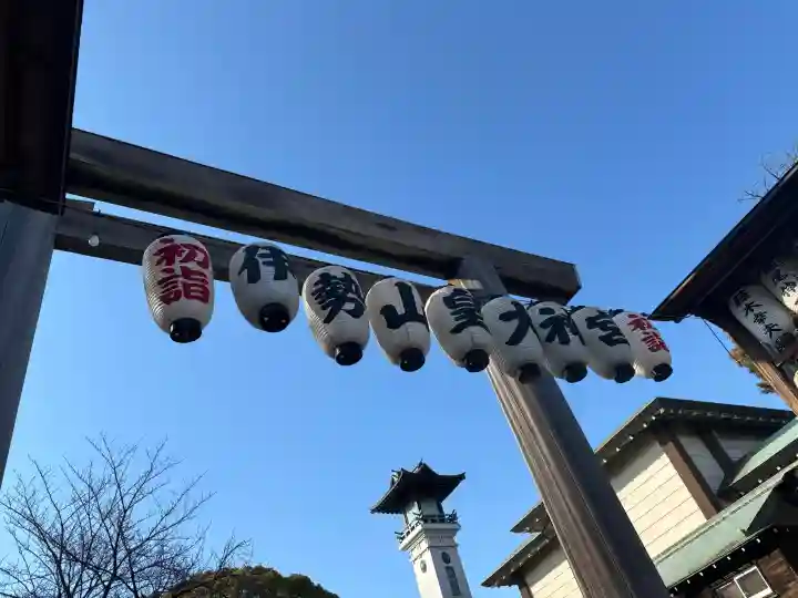 伊勢山皇大神宮の{uncategorized: "未分類", other: "その他", undefined: "問題あり", building: "その他建物", grave: "お墓", sacred_gate: "鳥居", guardian: "狛犬", statue: "像", buddha: "仏像", history: "歴史", nature: "自然", garden: "庭園", animal: "動物", pagoda: "塔", temizu: "手水舎", mountain_gate: "山門・神門", sanctuary: "本殿・本堂", subordinate: "末社・摂社", art: "芸術", scenery: "景色", jizo: "地蔵", ema: "絵馬", goshuin: "御朱印", omikuji: "おみくじ", items: "授与品その他", amulet: "お守り", goshuincho: "御朱印帳", eats: "食事", festival: "お祭り", votive_dance: "神楽", shichigosan: "七五三参", wedding: "結婚式", experience: "体験その他", initially: "初詣", around: "周辺", anti_infection: "感染症対策"}