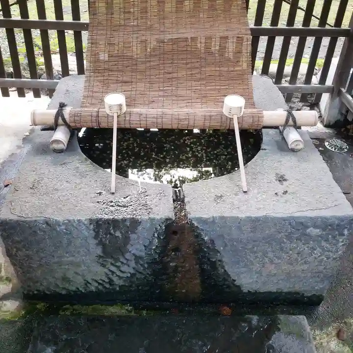 三囲神社の手水舎