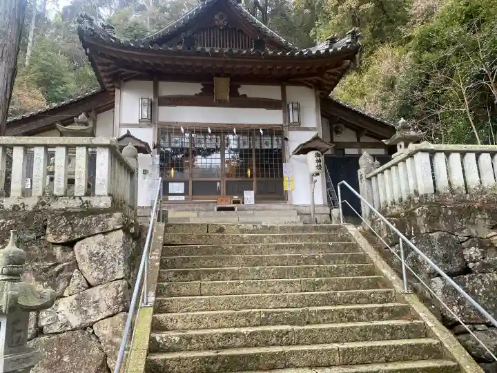 井関三神社の{uncategorized: "未分類", other: "その他", undefined: "問題あり", building: "その他建物", grave: "お墓", sacred_gate: "鳥居", guardian: "狛犬", statue: "像", buddha: "仏像", history: "歴史", nature: "自然", garden: "庭園", animal: "動物", pagoda: "塔", temizu: "手水舎", mountain_gate: "山門・神門", sanctuary: "本殿・本堂", subordinate: "末社・摂社", art: "芸術", scenery: "景色", jizo: "地蔵", ema: "絵馬", goshuin: "御朱印", omikuji: "おみくじ", items: "授与品その他", amulet: "お守り", goshuincho: "御朱印帳", eats: "食事", festival: "お祭り", votive_dance: "神楽", shichigosan: "七五三参", wedding: "結婚式", experience: "体験その他", initially: "初詣", around: "周辺", anti_infection: "感染症対策"}