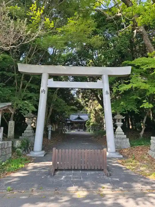 酒井神社の{uncategorized: "未分類", other: "その他", undefined: "問題あり", building: "その他建物", grave: "お墓", sacred_gate: "鳥居", guardian: "狛犬", statue: "像", buddha: "仏像", history: "歴史", nature: "自然", garden: "庭園", animal: "動物", pagoda: "塔", temizu: "手水舎", mountain_gate: "山門・神門", sanctuary: "本殿・本堂", subordinate: "末社・摂社", art: "芸術", scenery: "景色", jizo: "地蔵", ema: "絵馬", goshuin: "御朱印", omikuji: "おみくじ", items: "授与品その他", amulet: "お守り", goshuincho: "御朱印帳", eats: "食事", festival: "お祭り", votive_dance: "神楽", shichigosan: "七五三参", wedding: "結婚式", experience: "体験その他", initially: "初詣", around: "周辺", anti_infection: "感染症対策"}