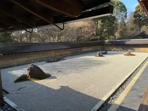 龍安寺の{uncategorized: "未分類", other: "その他", undefined: "問題あり", building: "その他建物", grave: "お墓", sacred_gate: "鳥居", guardian: "狛犬", statue: "像", buddha: "仏像", history: "歴史", nature: "自然", garden: "庭園", animal: "動物", pagoda: "塔", temizu: "手水舎", mountain_gate: "山門・神門", sanctuary: "本殿・本堂", subordinate: "末社・摂社", art: "芸術", scenery: "景色", jizo: "地蔵", ema: "絵馬", goshuin: "御朱印", omikuji: "おみくじ", items: "授与品その他", amulet: "お守り", goshuincho: "御朱印帳", eats: "食事", festival: "お祭り", votive_dance: "神楽", shichigosan: "七五三参", wedding: "結婚式", experience: "体験その他", initially: "初詣", around: "周辺", anti_infection: "感染症対策"}