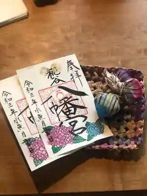 岩絵の具を使って一体一体描いています!