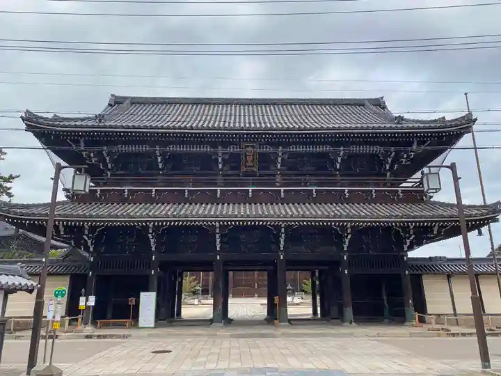 本山専修寺の山門・神門