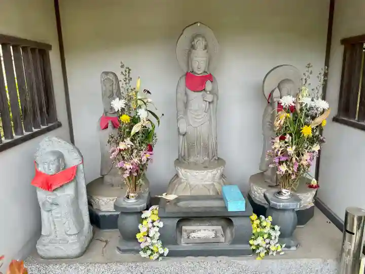 地蔵寺の{uncategorized: "未分類", other: "その他", undefined: "問題あり", building: "その他建物", grave: "お墓", sacred_gate: "鳥居", guardian: "狛犬", statue: "像", buddha: "仏像", history: "歴史", nature: "自然", garden: "庭園", animal: "動物", pagoda: "塔", temizu: "手水舎", mountain_gate: "山門・神門", sanctuary: "本殿・本堂", subordinate: "末社・摂社", art: "芸術", scenery: "景色", jizo: "地蔵", ema: "絵馬", goshuin: "御朱印", omikuji: "おみくじ", items: "授与品その他", amulet: "お守り", goshuincho: "御朱印帳", eats: "食事", festival: "お祭り", votive_dance: "神楽", shichigosan: "七五三参", wedding: "結婚式", experience: "体験その他", initially: "初詣", around: "周辺", anti_infection: "感染症対策"}