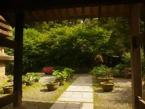 覚園寺の庭園