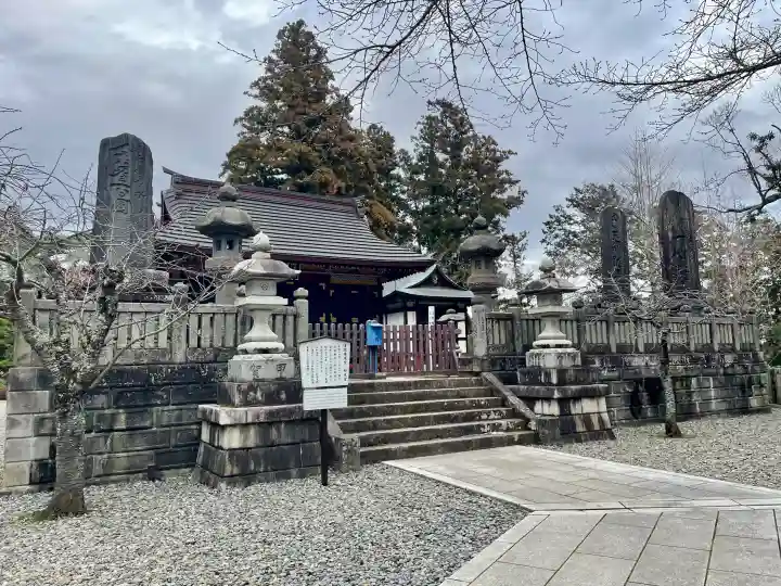 清瀧権現堂・地主妙見宮の{uncategorized: "未分類", other: "その他", undefined: "問題あり", building: "その他建物", grave: "お墓", sacred_gate: "鳥居", guardian: "狛犬", statue: "像", buddha: "仏像", history: "歴史", nature: "自然", garden: "庭園", animal: "動物", pagoda: "塔", temizu: "手水舎", mountain_gate: "山門・神門", sanctuary: "本殿・本堂", subordinate: "末社・摂社", art: "芸術", scenery: "景色", jizo: "地蔵", ema: "絵馬", goshuin: "御朱印", omikuji: "おみくじ", items: "授与品その他", amulet: "お守り", goshuincho: "御朱印帳", eats: "食事", festival: "お祭り", votive_dance: "神楽", shichigosan: "七五三参", wedding: "結婚式", experience: "体験その他", initially: "初詣", around: "周辺", anti_infection: "感染症対策"}