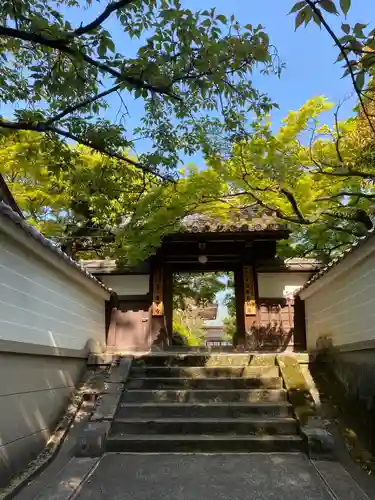 蓮華寺の山門