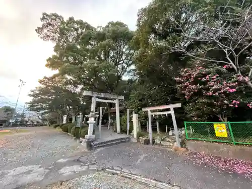 箕曲神社の{uncategorized: "未分類", other: "その他", undefined: "問題あり", building: "その他建物", grave: "お墓", sacred_gate: "鳥居", guardian: "狛犬", statue: "像", buddha: "仏像", history: "歴史", nature: "自然", garden: "庭園", animal: "動物", pagoda: "塔", temizu: "手水舎", mountain_gate: "山門・神門", sanctuary: "本殿・本堂", subordinate: "末社・摂社", art: "芸術", scenery: "景色", jizo: "地蔵", ema: "絵馬", goshuin: "御朱印", omikuji: "おみくじ", items: "授与品その他", amulet: "お守り", goshuincho: "御朱印帳", eats: "食事", festival: "お祭り", votive_dance: "神楽", shichigosan: "七五三参", wedding: "結婚式", experience: "体験その他", initially: "初詣", around: "周辺", anti_infection: "感染症対策"}