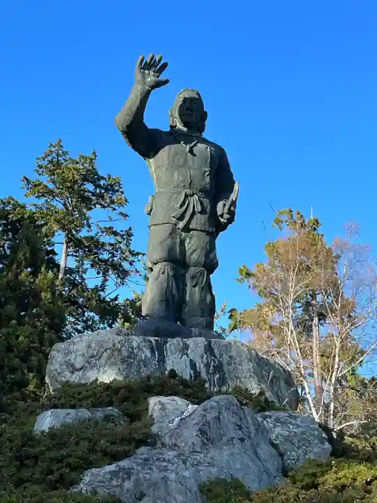 三峯神社の{uncategorized: "未分類", other: "その他", undefined: "問題あり", building: "その他建物", grave: "お墓", sacred_gate: "鳥居", guardian: "狛犬", statue: "像", buddha: "仏像", history: "歴史", nature: "自然", garden: "庭園", animal: "動物", pagoda: "塔", temizu: "手水舎", mountain_gate: "山門・神門", sanctuary: "本殿・本堂", subordinate: "末社・摂社", art: "芸術", scenery: "景色", jizo: "地蔵", ema: "絵馬", goshuin: "御朱印", omikuji: "おみくじ", items: "授与品その他", amulet: "お守り", goshuincho: "御朱印帳", eats: "食事", festival: "お祭り", votive_dance: "神楽", shichigosan: "七五三参", wedding: "結婚式", experience: "体験その他", initially: "初詣", around: "周辺", anti_infection: "感染症対策"}