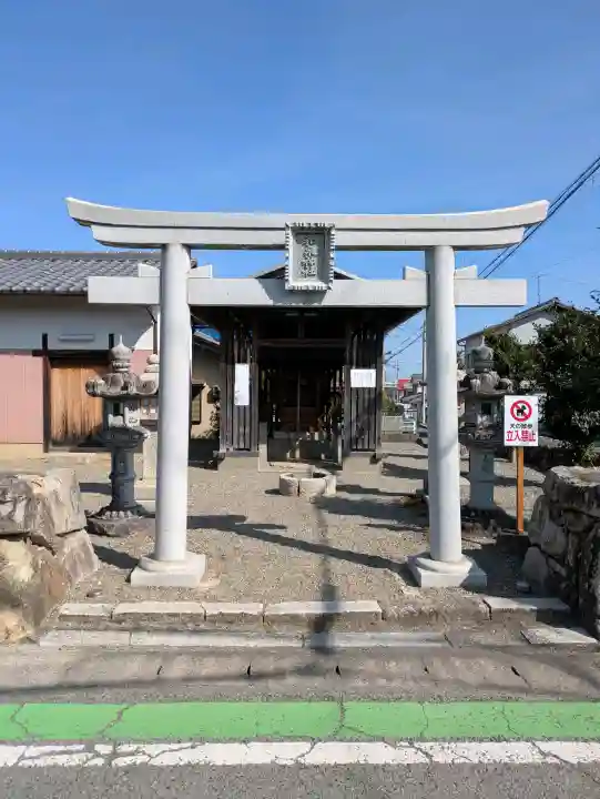 和泉神社の{uncategorized: "未分類", other: "その他", undefined: "問題あり", building: "その他建物", grave: "お墓", sacred_gate: "鳥居", guardian: "狛犬", statue: "像", buddha: "仏像", history: "歴史", nature: "自然", garden: "庭園", animal: "動物", pagoda: "塔", temizu: "手水舎", mountain_gate: "山門・神門", sanctuary: "本殿・本堂", subordinate: "末社・摂社", art: "芸術", scenery: "景色", jizo: "地蔵", ema: "絵馬", goshuin: "御朱印", omikuji: "おみくじ", items: "授与品その他", amulet: "お守り", goshuincho: "御朱印帳", eats: "食事", festival: "お祭り", votive_dance: "神楽", shichigosan: "七五三参", wedding: "結婚式", experience: "体験その他", initially: "初詣", around: "周辺", anti_infection: "感染症対策"}
