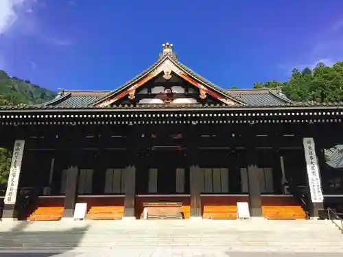 久遠寺の本殿