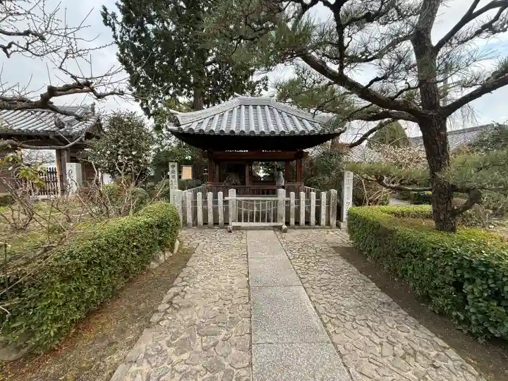石光寺の{uncategorized: "未分類", other: "その他", undefined: "問題あり", building: "その他建物", grave: "お墓", sacred_gate: "鳥居", guardian: "狛犬", statue: "像", buddha: "仏像", history: "歴史", nature: "自然", garden: "庭園", animal: "動物", pagoda: "塔", temizu: "手水舎", mountain_gate: "山門・神門", sanctuary: "本殿・本堂", subordinate: "末社・摂社", art: "芸術", scenery: "景色", jizo: "地蔵", ema: "絵馬", goshuin: "御朱印", omikuji: "おみくじ", items: "授与品その他", amulet: "お守り", goshuincho: "御朱印帳", eats: "食事", festival: "お祭り", votive_dance: "神楽", shichigosan: "七五三参", wedding: "結婚式", experience: "体験その他", initially: "初詣", around: "周辺", anti_infection: "感染症対策"}
