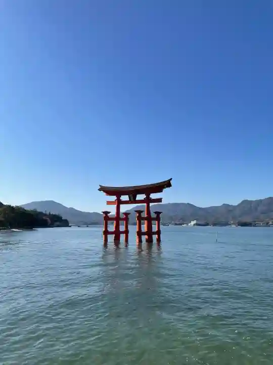厳島神社の{uncategorized: "未分類", other: "その他", undefined: "問題あり", building: "その他建物", grave: "お墓", sacred_gate: "鳥居", guardian: "狛犬", statue: "像", buddha: "仏像", history: "歴史", nature: "自然", garden: "庭園", animal: "動物", pagoda: "塔", temizu: "手水舎", mountain_gate: "山門・神門", sanctuary: "本殿・本堂", subordinate: "末社・摂社", art: "芸術", scenery: "景色", jizo: "地蔵", ema: "絵馬", goshuin: "御朱印", omikuji: "おみくじ", items: "授与品その他", amulet: "お守り", goshuincho: "御朱印帳", eats: "食事", festival: "お祭り", votive_dance: "神楽", shichigosan: "七五三参", wedding: "結婚式", experience: "体験その他", initially: "初詣", around: "周辺", anti_infection: "感染症対策"}