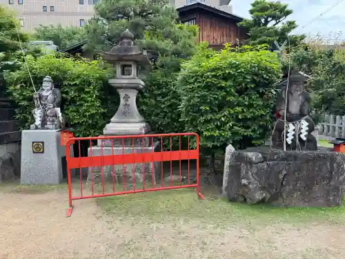 京都ゑびす神社の{uncategorized: "未分類", other: "その他", undefined: "問題あり", building: "その他建物", grave: "お墓", sacred_gate: "鳥居", guardian: "狛犬", statue: "像", buddha: "仏像", history: "歴史", nature: "自然", garden: "庭園", animal: "動物", pagoda: "塔", temizu: "手水舎", mountain_gate: "山門・神門", sanctuary: "本殿・本堂", subordinate: "末社・摂社", art: "芸術", scenery: "景色", jizo: "地蔵", ema: "絵馬", goshuin: "御朱印", omikuji: "おみくじ", items: "授与品その他", amulet: "お守り", goshuincho: "御朱印帳", eats: "食事", festival: "お祭り", votive_dance: "神楽", shichigosan: "七五三参", wedding: "結婚式", experience: "体験その他", initially: "初詣", around: "周辺", anti_infection: "感染症対策"}