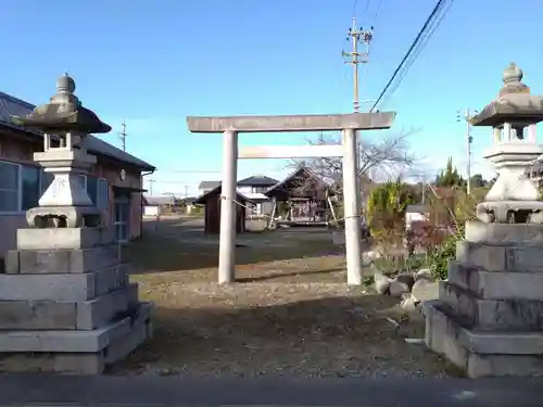 八龍社（目比）の鳥居