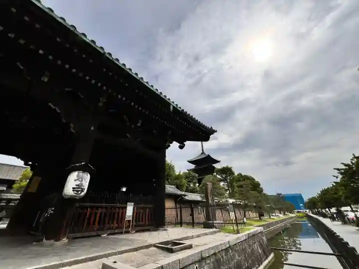 東寺(教王護国寺)の{uncategorized: "未分類", other: "その他", undefined: "問題あり", building: "その他建物", grave: "お墓", sacred_gate: "鳥居", guardian: "狛犬", statue: "像", buddha: "仏像", history: "歴史", nature: "自然", garden: "庭園", animal: "動物", pagoda: "塔", temizu: "手水舎", mountain_gate: "山門・神門", sanctuary: "本殿・本堂", subordinate: "末社・摂社", art: "芸術", scenery: "景色", jizo: "地蔵", ema: "絵馬", goshuin: "御朱印", omikuji: "おみくじ", items: "授与品その他", amulet: "お守り", goshuincho: "御朱印帳", eats: "食事", festival: "お祭り", votive_dance: "神楽", shichigosan: "七五三参", wedding: "結婚式", experience: "体験その他", initially: "初詣", around: "周辺", anti_infection: "感染症対策"}