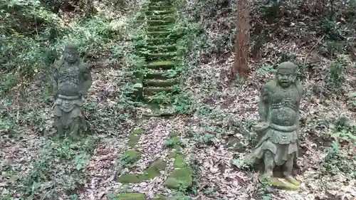 羽黒神社の像