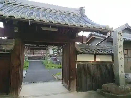 生蓮寺の山門