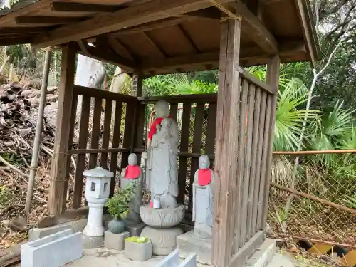 鶴見道場の{uncategorized: "未分類", other: "その他", undefined: "問題あり", building: "その他建物", grave: "お墓", sacred_gate: "鳥居", guardian: "狛犬", statue: "像", buddha: "仏像", history: "歴史", nature: "自然", garden: "庭園", animal: "動物", pagoda: "塔", temizu: "手水舎", mountain_gate: "山門・神門", sanctuary: "本殿・本堂", subordinate: "末社・摂社", art: "芸術", scenery: "景色", jizo: "地蔵", ema: "絵馬", goshuin: "御朱印", omikuji: "おみくじ", items: "授与品その他", amulet: "お守り", goshuincho: "御朱印帳", eats: "食事", festival: "お祭り", votive_dance: "神楽", shichigosan: "七五三参", wedding: "結婚式", experience: "体験その他", initially: "初詣", around: "周辺", anti_infection: "感染症対策"}