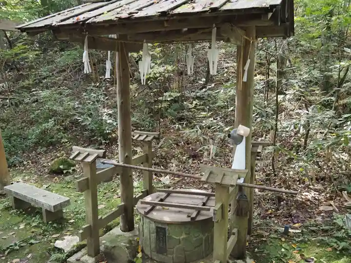 湯神社(彌彦神社末社)の手水舎