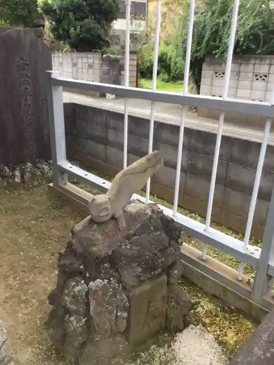 六実稲荷神社の狛犬