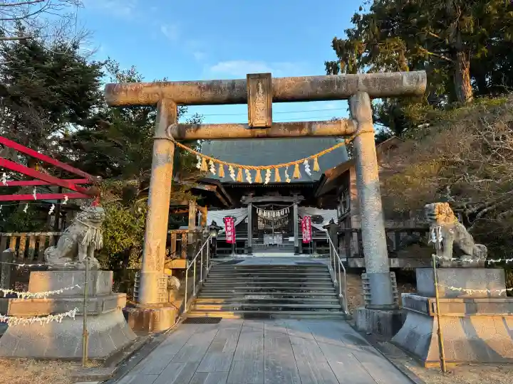 鳥屋神社の{uncategorized: "未分類", other: "その他", undefined: "問題あり", building: "その他建物", grave: "お墓", sacred_gate: "鳥居", guardian: "狛犬", statue: "像", buddha: "仏像", history: "歴史", nature: "自然", garden: "庭園", animal: "動物", pagoda: "塔", temizu: "手水舎", mountain_gate: "山門・神門", sanctuary: "本殿・本堂", subordinate: "末社・摂社", art: "芸術", scenery: "景色", jizo: "地蔵", ema: "絵馬", goshuin: "御朱印", omikuji: "おみくじ", items: "授与品その他", amulet: "お守り", goshuincho: "御朱印帳", eats: "食事", festival: "お祭り", votive_dance: "神楽", shichigosan: "七五三参", wedding: "結婚式", experience: "体験その他", initially: "初詣", around: "周辺", anti_infection: "感染症対策"}