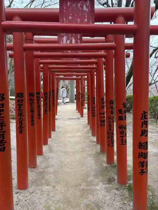 式部稲荷社の{uncategorized: "未分類", other: "その他", undefined: "問題あり", building: "その他建物", grave: "お墓", sacred_gate: "鳥居", guardian: "狛犬", statue: "像", buddha: "仏像", history: "歴史", nature: "自然", garden: "庭園", animal: "動物", pagoda: "塔", temizu: "手水舎", mountain_gate: "山門・神門", sanctuary: "本殿・本堂", subordinate: "末社・摂社", art: "芸術", scenery: "景色", jizo: "地蔵", ema: "絵馬", goshuin: "御朱印", omikuji: "おみくじ", items: "授与品その他", amulet: "お守り", goshuincho: "御朱印帳", eats: "食事", festival: "お祭り", votive_dance: "神楽", shichigosan: "七五三参", wedding: "結婚式", experience: "体験その他", initially: "初詣", around: "周辺", anti_infection: "感染症対策"}