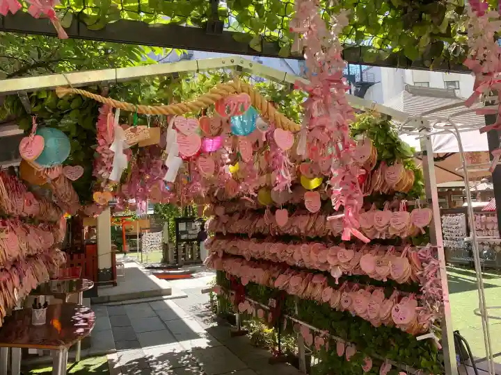 露天神社(お初天神)の{uncategorized: "未分類", other: "その他", undefined: "問題あり", building: "その他建物", grave: "お墓", sacred_gate: "鳥居", guardian: "狛犬", statue: "像", buddha: "仏像", history: "歴史", nature: "自然", garden: "庭園", animal: "動物", pagoda: "塔", temizu: "手水舎", mountain_gate: "山門・神門", sanctuary: "本殿・本堂", subordinate: "末社・摂社", art: "芸術", scenery: "景色", jizo: "地蔵", ema: "絵馬", goshuin: "御朱印", omikuji: "おみくじ", items: "授与品その他", amulet: "お守り", goshuincho: "御朱印帳", eats: "食事", festival: "お祭り", votive_dance: "神楽", shichigosan: "七五三参", wedding: "結婚式", experience: "体験その他", initially: "初詣", around: "周辺", anti_infection: "感染症対策"}