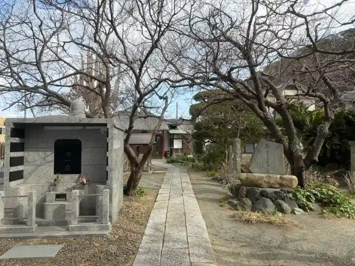 千手院の{uncategorized: "未分類", other: "その他", undefined: "問題あり", building: "その他建物", grave: "お墓", sacred_gate: "鳥居", guardian: "狛犬", statue: "像", buddha: "仏像", history: "歴史", nature: "自然", garden: "庭園", animal: "動物", pagoda: "塔", temizu: "手水舎", mountain_gate: "山門・神門", sanctuary: "本殿・本堂", subordinate: "末社・摂社", art: "芸術", scenery: "景色", jizo: "地蔵", ema: "絵馬", goshuin: "御朱印", omikuji: "おみくじ", items: "授与品その他", amulet: "お守り", goshuincho: "御朱印帳", eats: "食事", festival: "お祭り", votive_dance: "神楽", shichigosan: "七五三参", wedding: "結婚式", experience: "体験その他", initially: "初詣", around: "周辺", anti_infection: "感染症対策"}