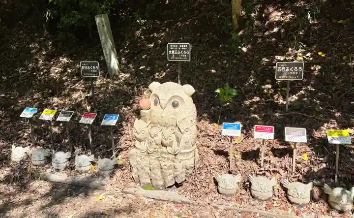 鷲子山上神社の{uncategorized: "未分類", other: "その他", undefined: "問題あり", building: "その他建物", grave: "お墓", sacred_gate: "鳥居", guardian: "狛犬", statue: "像", buddha: "仏像", history: "歴史", nature: "自然", garden: "庭園", animal: "動物", pagoda: "塔", temizu: "手水舎", mountain_gate: "山門・神門", sanctuary: "本殿・本堂", subordinate: "末社・摂社", art: "芸術", scenery: "景色", jizo: "地蔵", ema: "絵馬", goshuin: "御朱印", omikuji: "おみくじ", items: "授与品その他", amulet: "お守り", goshuincho: "御朱印帳", eats: "食事", festival: "お祭り", votive_dance: "神楽", shichigosan: "七五三参", wedding: "結婚式", experience: "体験その他", initially: "初詣", around: "周辺", anti_infection: "感染症対策"}