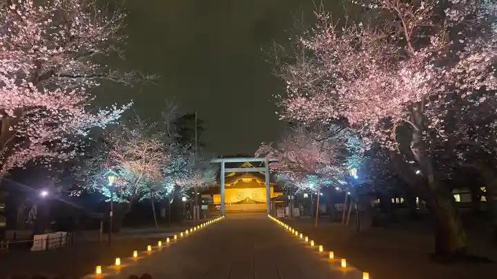 靖國神社の{uncategorized: "未分類", other: "その他", undefined: "問題あり", building: "その他建物", grave: "お墓", sacred_gate: "鳥居", guardian: "狛犬", statue: "像", buddha: "仏像", history: "歴史", nature: "自然", garden: "庭園", animal: "動物", pagoda: "塔", temizu: "手水舎", mountain_gate: "山門・神門", sanctuary: "本殿・本堂", subordinate: "末社・摂社", art: "芸術", scenery: "景色", jizo: "地蔵", ema: "絵馬", goshuin: "御朱印", omikuji: "おみくじ", items: "授与品その他", amulet: "お守り", goshuincho: "御朱印帳", eats: "食事", festival: "お祭り", votive_dance: "神楽", shichigosan: "七五三参", wedding: "結婚式", experience: "体験その他", initially: "初詣", around: "周辺", anti_infection: "感染症対策"}