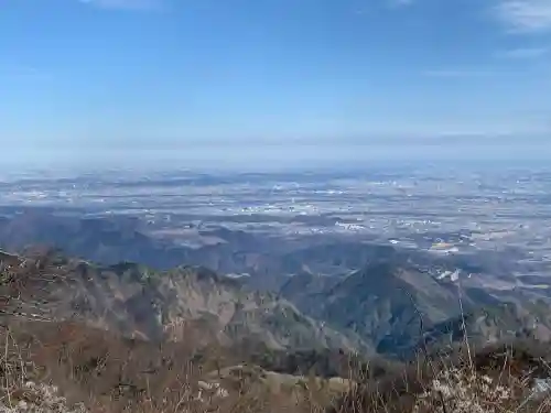 大山阿夫利神社本社の{uncategorized: "未分類", other: "その他", undefined: "問題あり", building: "その他建物", grave: "お墓", sacred_gate: "鳥居", guardian: "狛犬", statue: "像", buddha: "仏像", history: "歴史", nature: "自然", garden: "庭園", animal: "動物", pagoda: "塔", temizu: "手水舎", mountain_gate: "山門・神門", sanctuary: "本殿・本堂", subordinate: "末社・摂社", art: "芸術", scenery: "景色", jizo: "地蔵", ema: "絵馬", goshuin: "御朱印", omikuji: "おみくじ", items: "授与品その他", amulet: "お守り", goshuincho: "御朱印帳", eats: "食事", festival: "お祭り", votive_dance: "神楽", shichigosan: "七五三参", wedding: "結婚式", experience: "体験その他", initially: "初詣", around: "周辺", anti_infection: "感染症対策"}
