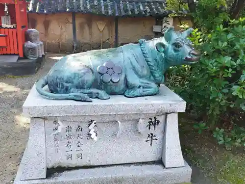 片埜神社の像