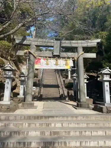 師岡熊野神社の{uncategorized: "未分類", other: "その他", undefined: "問題あり", building: "その他建物", grave: "お墓", sacred_gate: "鳥居", guardian: "狛犬", statue: "像", buddha: "仏像", history: "歴史", nature: "自然", garden: "庭園", animal: "動物", pagoda: "塔", temizu: "手水舎", mountain_gate: "山門・神門", sanctuary: "本殿・本堂", subordinate: "末社・摂社", art: "芸術", scenery: "景色", jizo: "地蔵", ema: "絵馬", goshuin: "御朱印", omikuji: "おみくじ", items: "授与品その他", amulet: "お守り", goshuincho: "御朱印帳", eats: "食事", festival: "お祭り", votive_dance: "神楽", shichigosan: "七五三参", wedding: "結婚式", experience: "体験その他", initially: "初詣", around: "周辺", anti_infection: "感染症対策"}