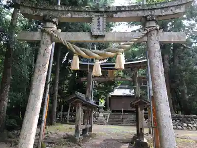 新鞍神社の鳥居