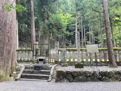 久遠寺御廟所(山梨県)