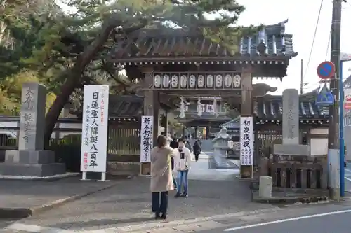 誕生寺の山門