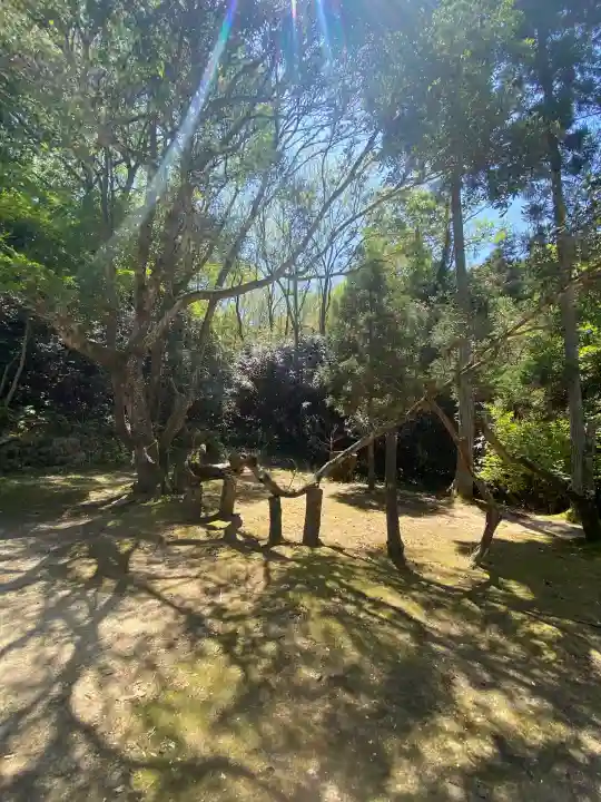向日神社の{uncategorized: "未分類", other: "その他", undefined: "問題あり", building: "その他建物", grave: "お墓", sacred_gate: "鳥居", guardian: "狛犬", statue: "像", buddha: "仏像", history: "歴史", nature: "自然", garden: "庭園", animal: "動物", pagoda: "塔", temizu: "手水舎", mountain_gate: "山門・神門", sanctuary: "本殿・本堂", subordinate: "末社・摂社", art: "芸術", scenery: "景色", jizo: "地蔵", ema: "絵馬", goshuin: "御朱印", omikuji: "おみくじ", items: "授与品その他", amulet: "お守り", goshuincho: "御朱印帳", eats: "食事", festival: "お祭り", votive_dance: "神楽", shichigosan: "七五三参", wedding: "結婚式", experience: "体験その他", initially: "初詣", around: "周辺", anti_infection: "感染症対策"}