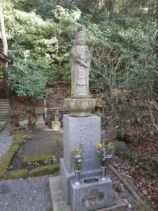 蛇苦止明神(蛇苦止堂)の{uncategorized: "未分類", other: "その他", undefined: "問題あり", building: "その他建物", grave: "お墓", sacred_gate: "鳥居", guardian: "狛犬", statue: "像", buddha: "仏像", history: "歴史", nature: "自然", garden: "庭園", animal: "動物", pagoda: "塔", temizu: "手水舎", mountain_gate: "山門・神門", sanctuary: "本殿・本堂", subordinate: "末社・摂社", art: "芸術", scenery: "景色", jizo: "地蔵", ema: "絵馬", goshuin: "御朱印", omikuji: "おみくじ", items: "授与品その他", amulet: "お守り", goshuincho: "御朱印帳", eats: "食事", festival: "お祭り", votive_dance: "神楽", shichigosan: "七五三参", wedding: "結婚式", experience: "体験その他", initially: "初詣", around: "周辺", anti_infection: "感染症対策"}