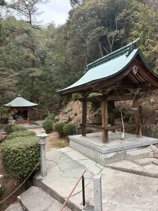 一の滝寺の{uncategorized: "未分類", other: "その他", undefined: "問題あり", building: "その他建物", grave: "お墓", sacred_gate: "鳥居", guardian: "狛犬", statue: "像", buddha: "仏像", history: "歴史", nature: "自然", garden: "庭園", animal: "動物", pagoda: "塔", temizu: "手水舎", mountain_gate: "山門・神門", sanctuary: "本殿・本堂", subordinate: "末社・摂社", art: "芸術", scenery: "景色", jizo: "地蔵", ema: "絵馬", goshuin: "御朱印", omikuji: "おみくじ", items: "授与品その他", amulet: "お守り", goshuincho: "御朱印帳", eats: "食事", festival: "お祭り", votive_dance: "神楽", shichigosan: "七五三参", wedding: "結婚式", experience: "体験その他", initially: "初詣", around: "周辺", anti_infection: "感染症対策"}