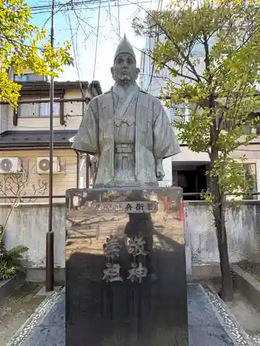 須賀神社の像