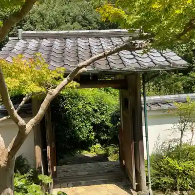 仮宿庵の山門・神門