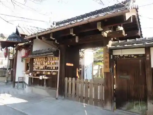 弥勒院の山門