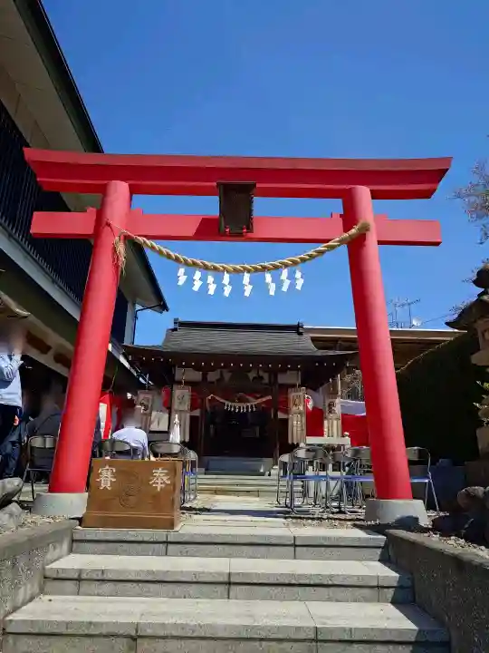 上宮地稲荷神社の{uncategorized: "未分類", other: "その他", undefined: "問題あり", building: "その他建物", grave: "お墓", sacred_gate: "鳥居", guardian: "狛犬", statue: "像", buddha: "仏像", history: "歴史", nature: "自然", garden: "庭園", animal: "動物", pagoda: "塔", temizu: "手水舎", mountain_gate: "山門・神門", sanctuary: "本殿・本堂", subordinate: "末社・摂社", art: "芸術", scenery: "景色", jizo: "地蔵", ema: "絵馬", goshuin: "御朱印", omikuji: "おみくじ", items: "授与品その他", amulet: "お守り", goshuincho: "御朱印帳", eats: "食事", festival: "お祭り", votive_dance: "神楽", shichigosan: "七五三参", wedding: "結婚式", experience: "体験その他", initially: "初詣", around: "周辺", anti_infection: "感染症対策"}